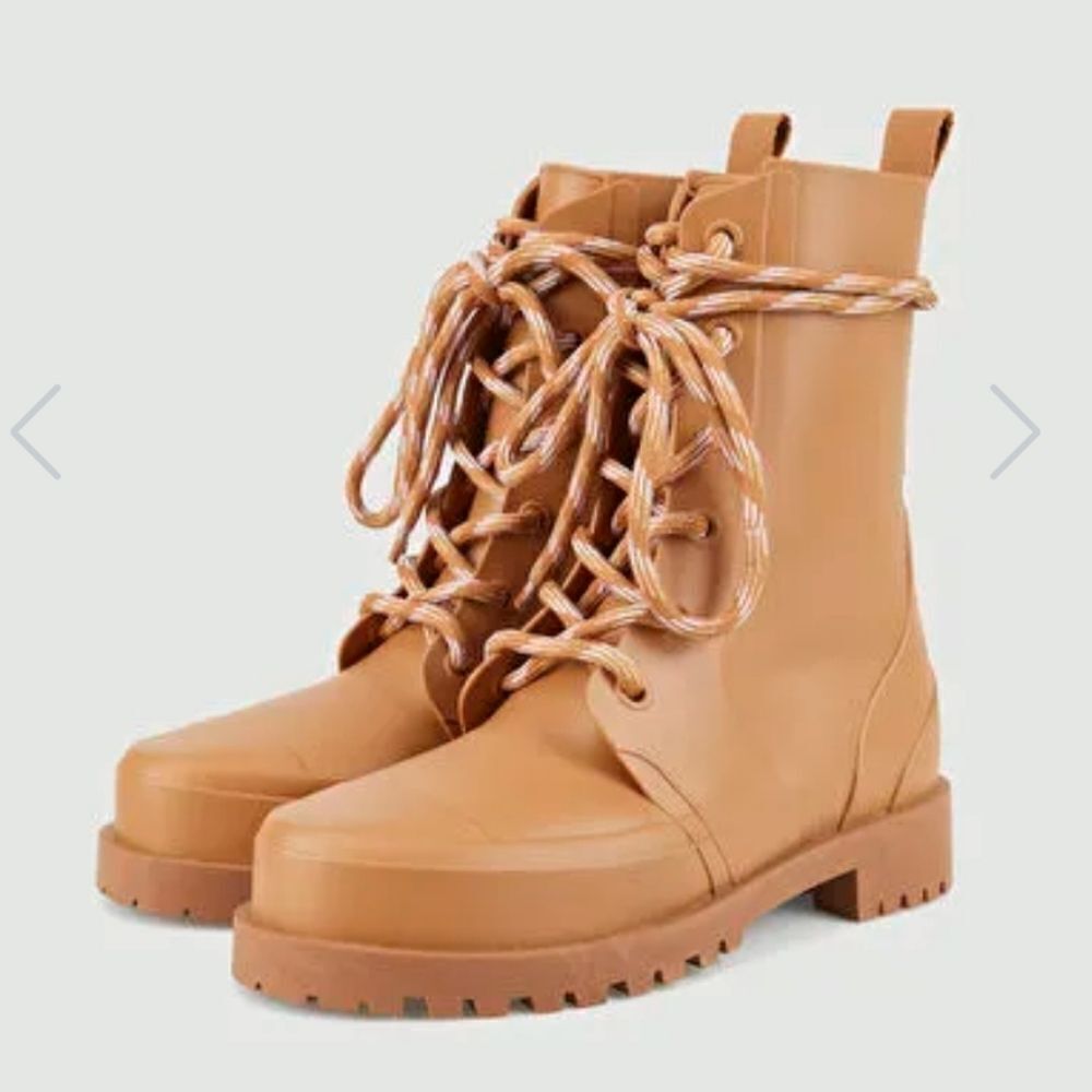 Schutz Rain Rubber Chelsea Boots Size 9 In Tan